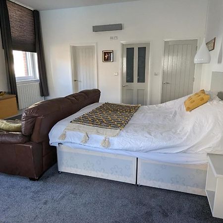 Gorgeous Comfortable Apartment On The High Street Merthyr Tydfil Ngoại thất bức ảnh