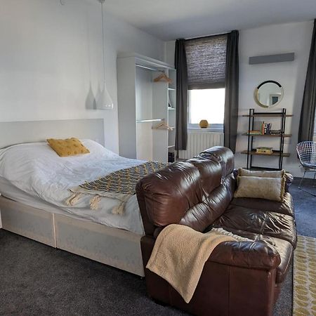 Gorgeous Comfortable Apartment On The High Street Merthyr Tydfil Ngoại thất bức ảnh