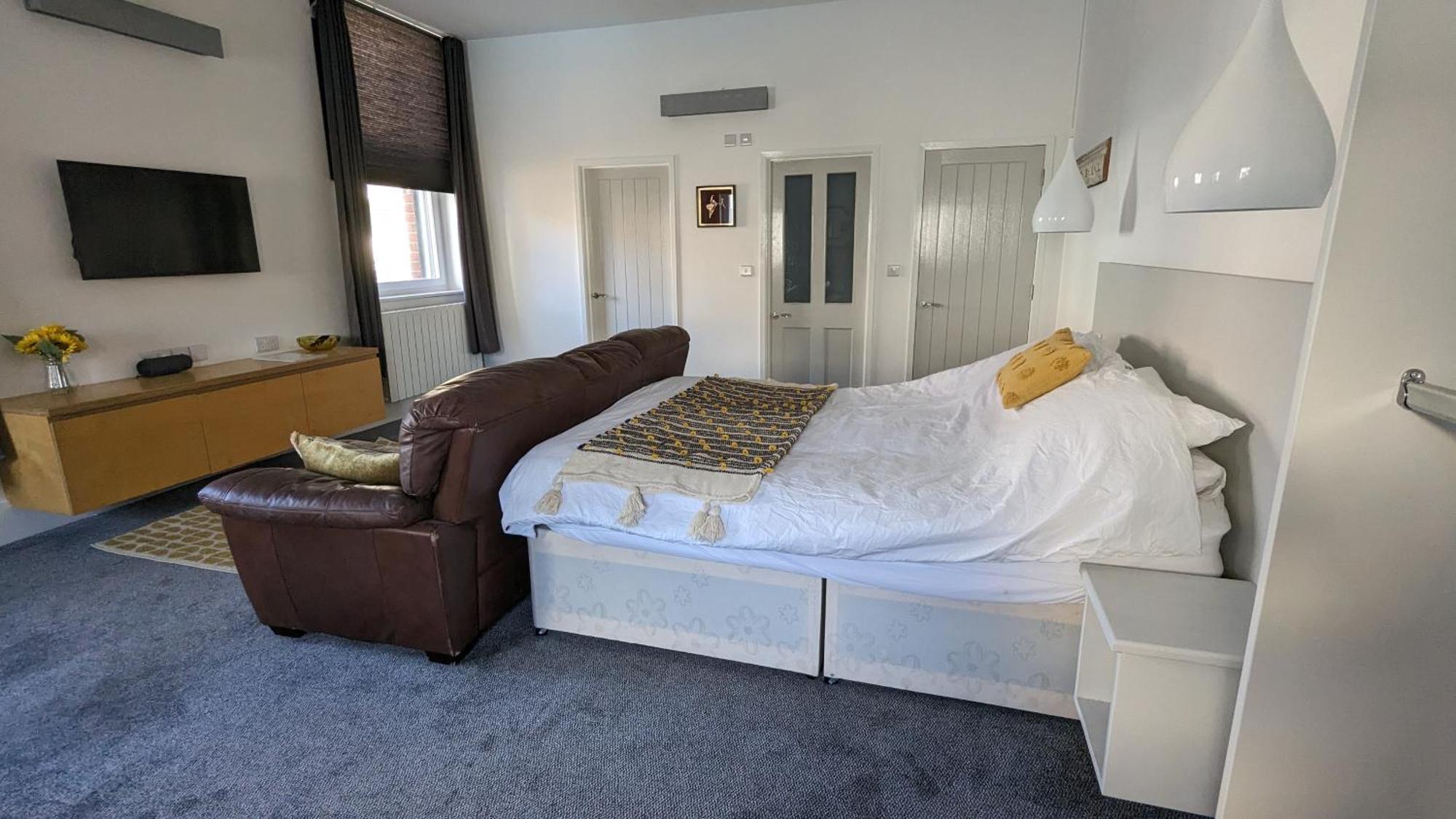 Gorgeous Comfortable Apartment On The High Street Merthyr Tydfil Ngoại thất bức ảnh