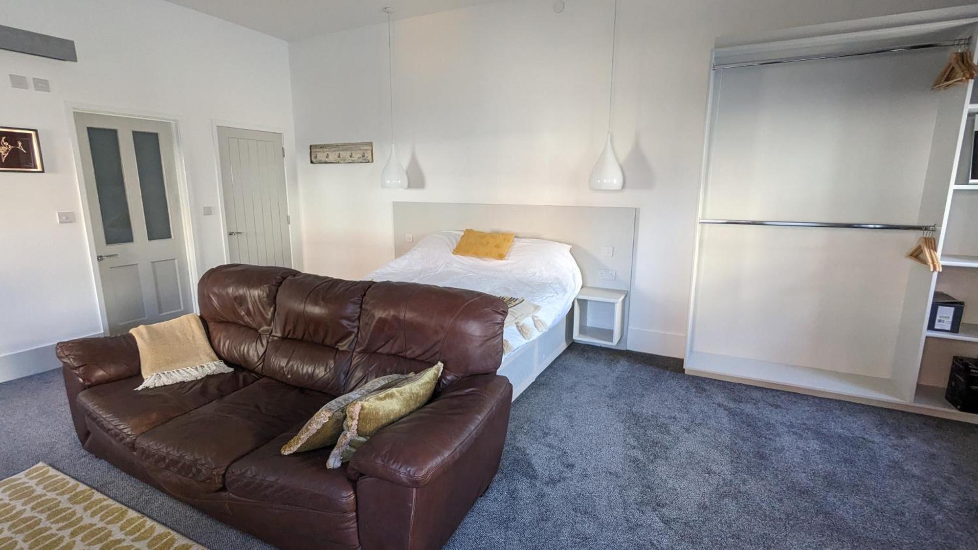 Gorgeous Comfortable Apartment On The High Street Merthyr Tydfil Ngoại thất bức ảnh